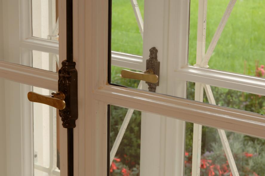 PaX-Kastenfenster aus Eiche für ein Bauernhaus in Bernau Beschläge