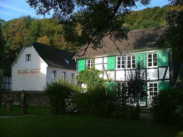 Bergische Fachwerkhäuser mit PaXcontur68 aus Kiefer in Odenthal ausgestattet 