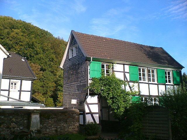 Bergische Fachwerkhäuser mit PaXcontur68 aus Kiefer in Odenthal ausgestattet 