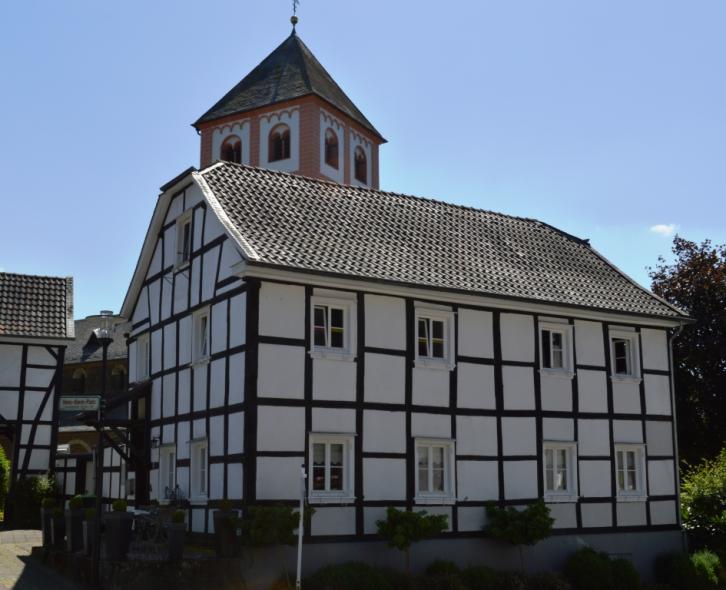 Bergische Fachwerkhäuser mit PaXcontur68 aus Kiefer in Odenthal ausgestattet 