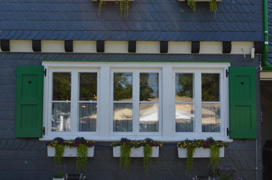 Bergisches Fachwerkgebäude mit PaXcontur68 aus Lärche in Wermelskirchen Nahaufnahme