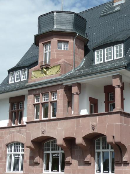 Denkmalfenster PaXretro68 aus Eukalyptus für ehemaliges Bankgebäude in Rüdesheim 