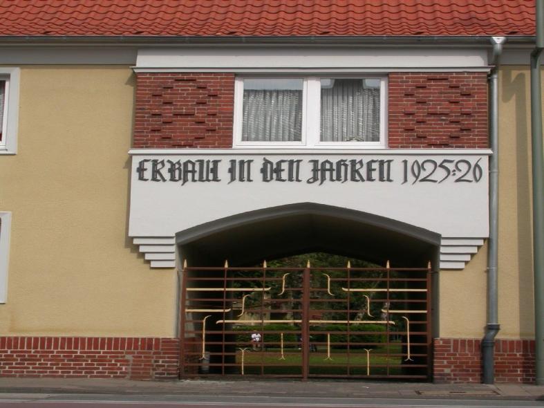 Historisierende PaXretro58 und rekonstruierte Haustür für Siedlungsgebäude in Bielefeld