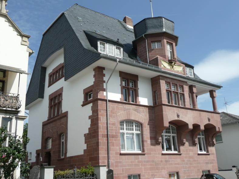 Denkmalfenster PaXretro68 aus Eukalyptus für ehemaliges Bankgebäude in Rüdesheim 