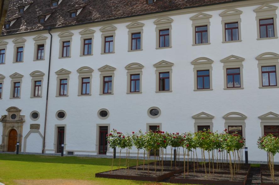 Installation von PaXretro58 fenstern aus Fichte in Diözese Rottenburg Innenhof