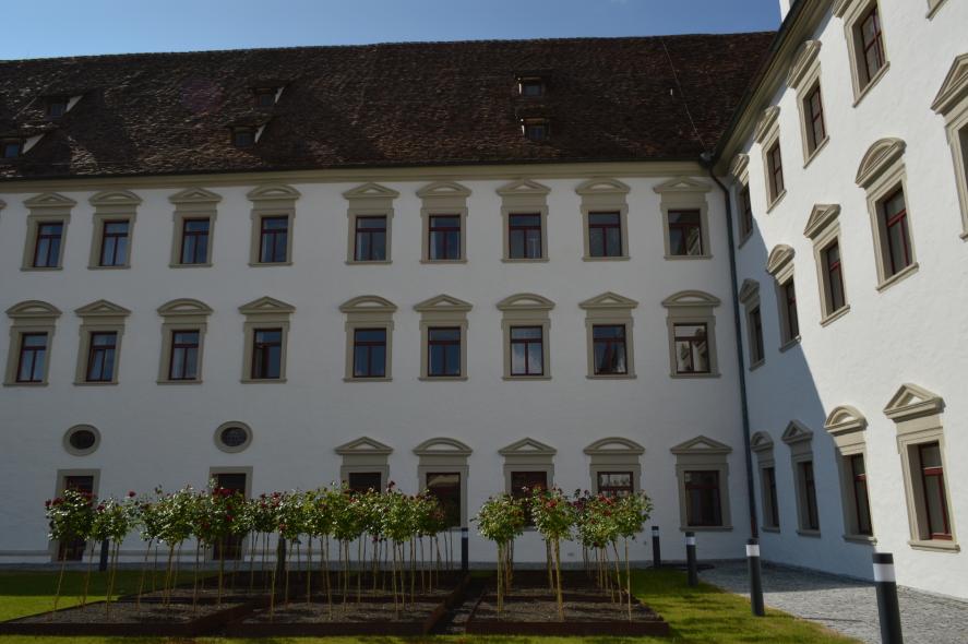 Installation von PaXretro58 fenstern aus Fichte in Diözese Rottenburg Innenhof