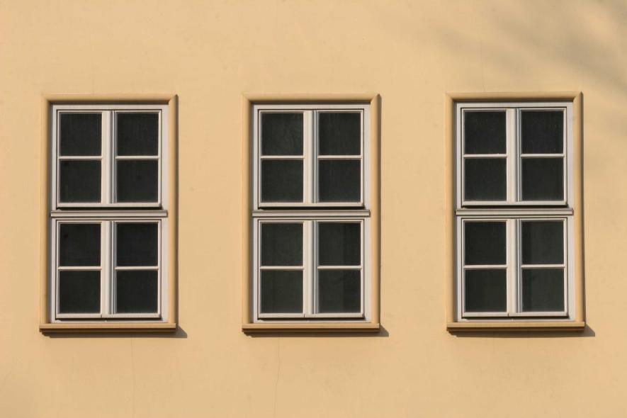 Ehemaliger Fürstenkeller mit PaX-Verbundfenstern aus Kiefer in Jena Nahaufnahme