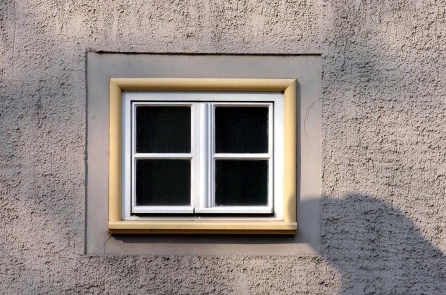 Ehemaliger Fürstenkeller mit PaX-Verbundfenstern aus Kiefer in Jena Nahaufnahme kleines Fenster