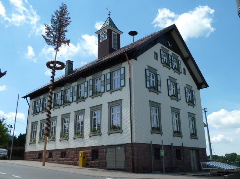 Denkmalgerechte Paxretro58 Holzfenster für ehemaliges Rathaus in Salmbach