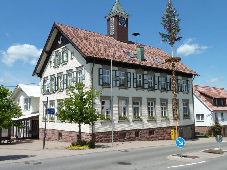 Denkmalgerechte Paxretro58 Holzfenster für ehemaliges Rathaus in Salmbach