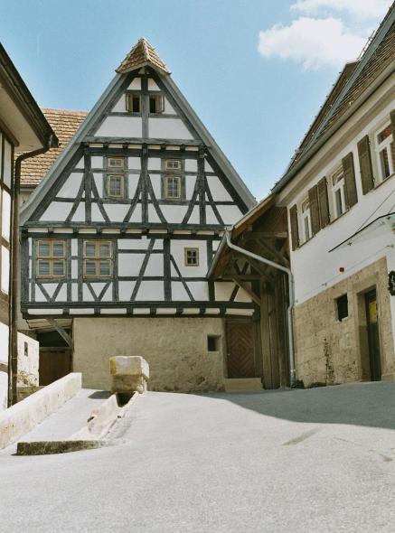 Fachwerkgebäude Bindhof in Metzingen mit Kastenfenstern von PaX aus Kiefer