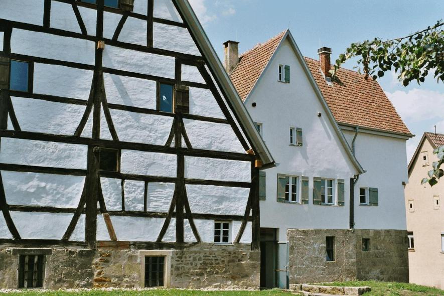 Fachwerkgebäude Bindhof in Metzingen mit Kastenfenstern von PaX aus Kiefer