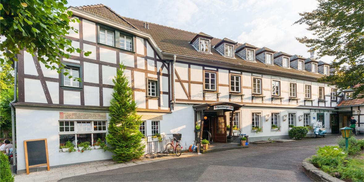Installation von Vertikalschiebefenstern im Palais in Bonn-Bad Godesberg