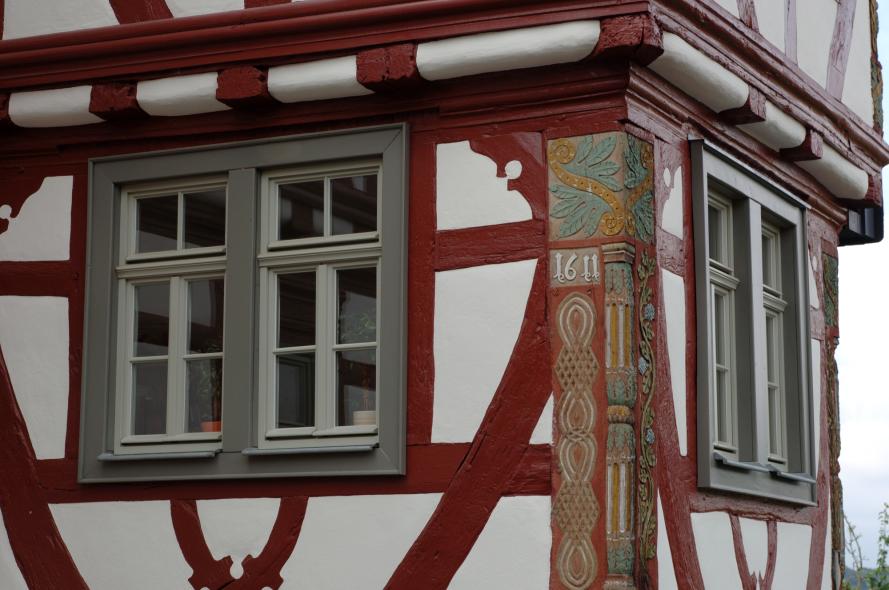 PaXpur 58 Fenster aus Kiefer und Haustür für Fachwerkgebäude in Kronberg Eckansicht