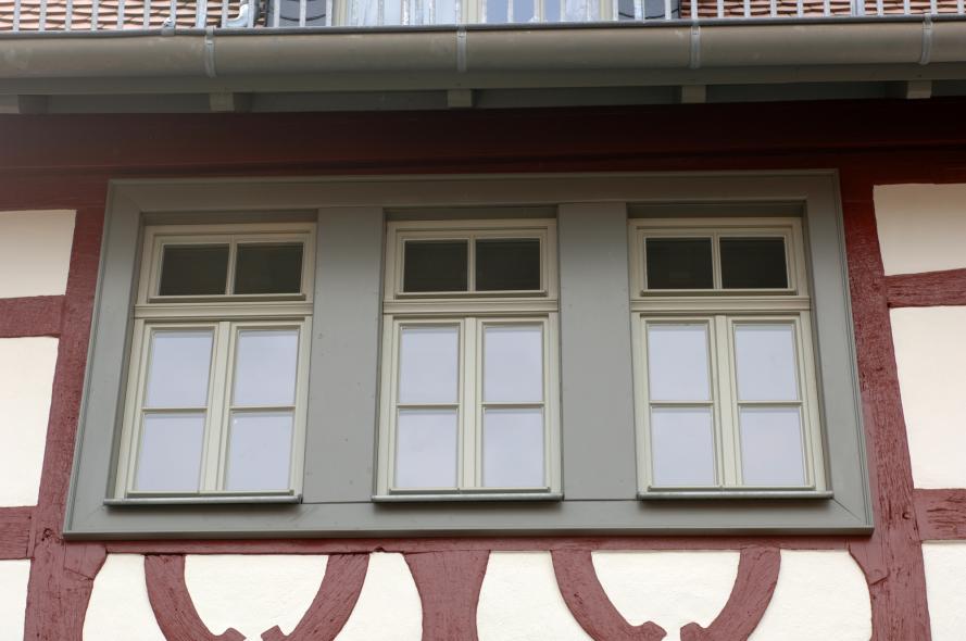 PaXpur 58 Fenster aus Kiefer und Haustür für Fachwerkgebäude in Kronberg Nahaufnahme