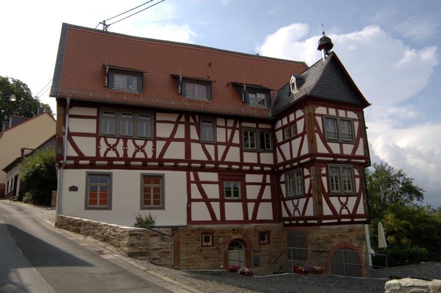 PaXpur 58 Fenster aus Kiefer und Haustür für Fachwerkgebäude in Kronberg