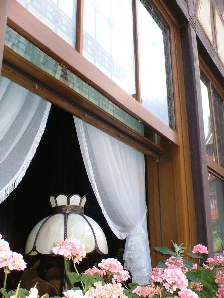 PaXretro58 Fenster aus Kiefer für Hotel Altkölnischer Hof in Bacharach Vertikalschiebefenster geöffnet