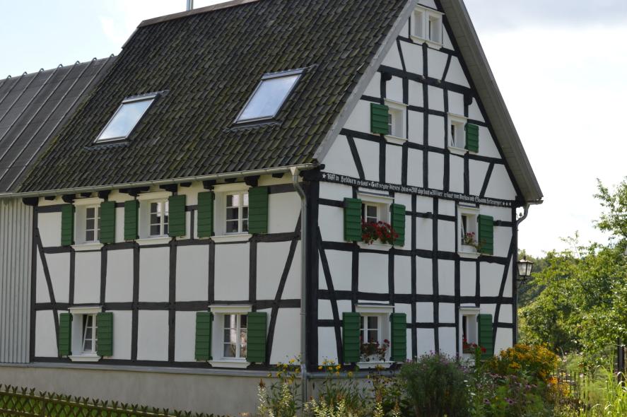 Fachwerkhaus aus 1697 mit PaXretro58 Fenster aus Kiefer in Bergisch Gladbach
