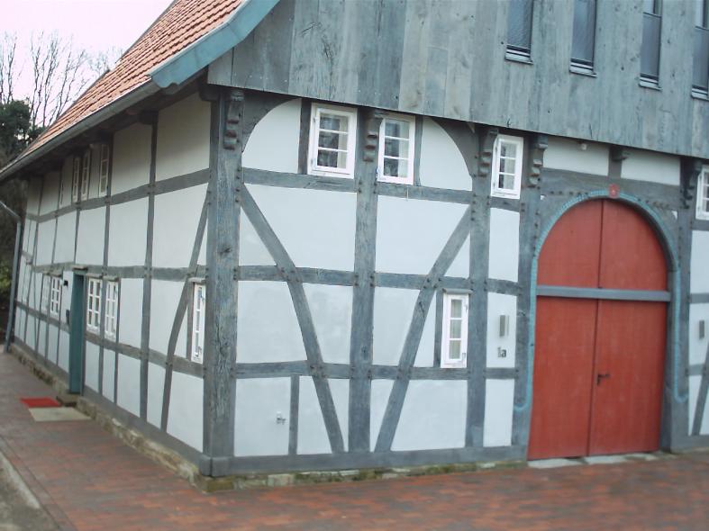 Einbau denkmalgerechter Kastenfenster aus Kiefer in Bad Salzuflen mit Scheunentor