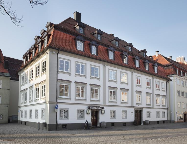 Frühklassizistischer Eckbau mit PaXretro68 aus Kiefer in Kempten