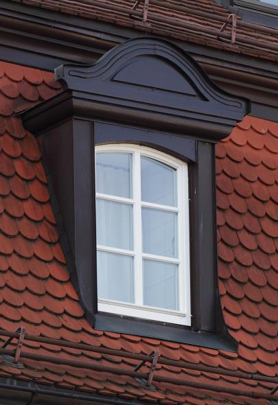 Frühklassizistischer Eckbau mit PaXretro68 aus Kiefer in Kempten Nahaufnahme