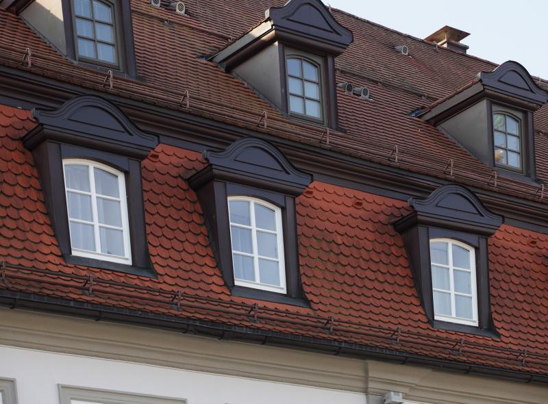 Frühklassizistischer Eckbau mit PaXretro68 aus Kiefer in Kempten