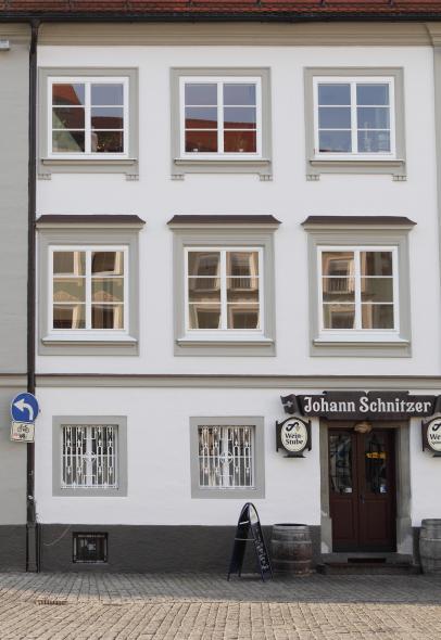 Frühklassizistischer Eckbau mit PaXretro68 aus Kiefer in Kempten