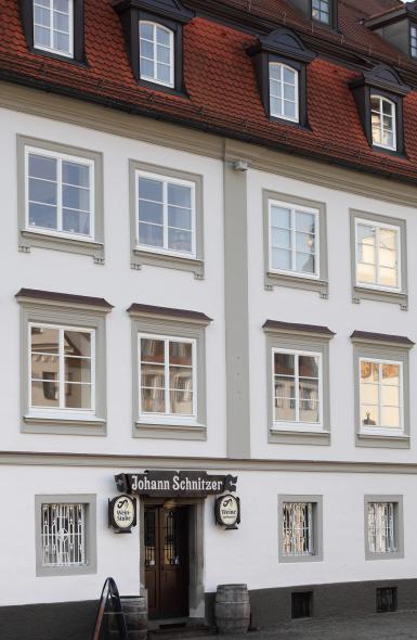 Frühklassizistischer Eckbau mit PaXretro68 aus Kiefer in Kempten