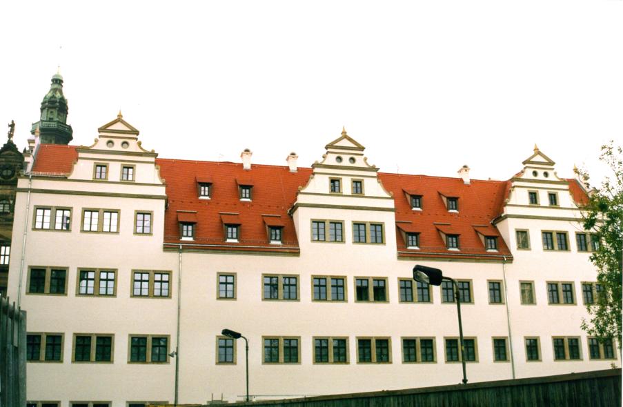 Haus der Kathedrale (Kanzleihaus) mit PaXcontur68 aus Meranti in Dresden