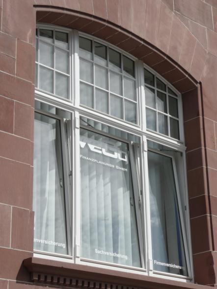 Denkmalfenster PaXretro68 aus Eukalyptus für ehemaliges Bankgebäude in Rüdesheim Nahaufnahme