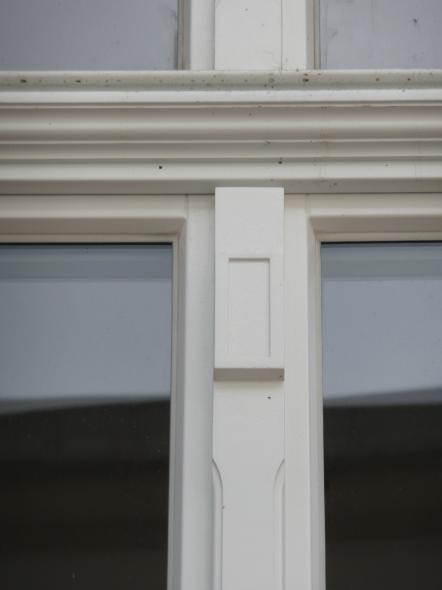 Denkmalfenster PaXretro68 aus Eukalyptus für ehemaliges Bankgebäude in Rüdesheim Detailaufnahme