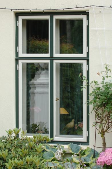 Klassische Kastenfenster im historischen Klosterhof in Uetersen Nahaufnahme