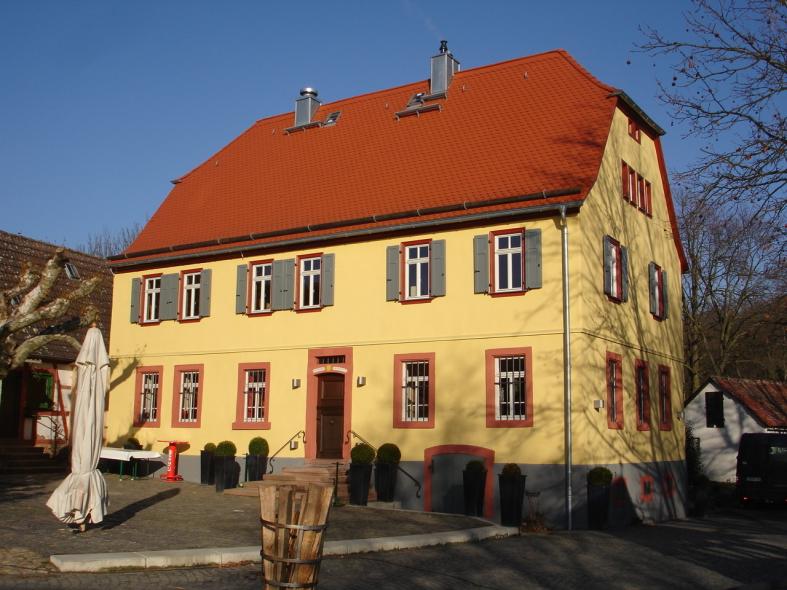 Hofgut von 1776 in Hofheim mit Paxretro58 Fenstern aus Kiefer ausgestattet