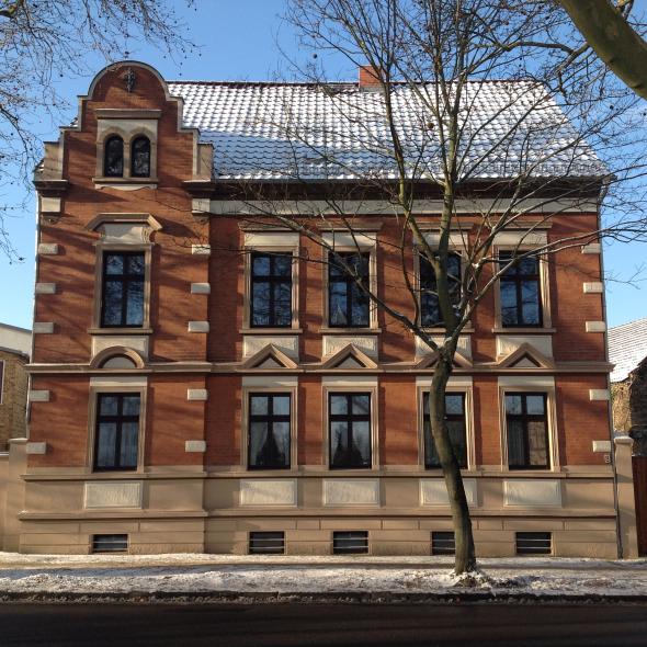 Jahrhundertwendehaus mit PaXcontur78 Eukalyptus-Fenstern in Nauen