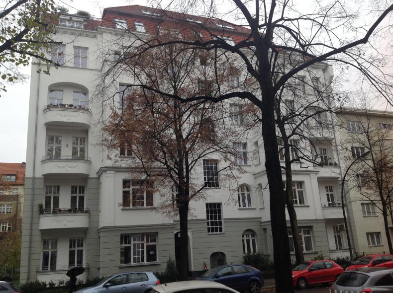 Jahrhundertwende Mehrfamilienhaus mit PaXcontur78 Fenstern aus Kiefer in Berlin