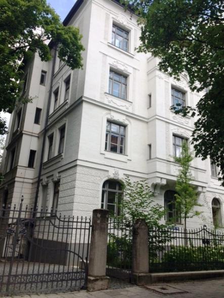 Jahrhundertwendehaus mit PaXretro58 Fenstern mit Zierprofielen in Lachnerstraße-München