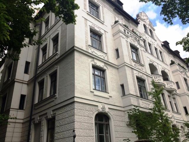 Jahrhundertwendehaus mit PaXretro58 Fenstern mit Zierprofielen in Lachnerstraße-München