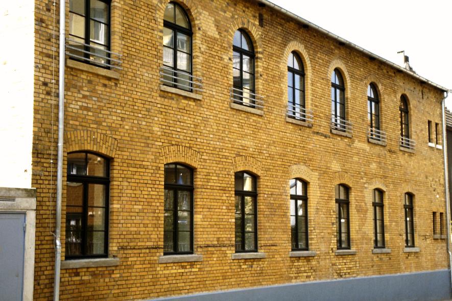 Kleinindustriegebäude mit Contur68 Fenstern aus Kiefer in Köln