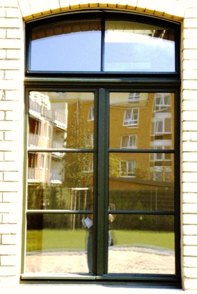 Kleinindustriegebäude mit Contur68 Fenstern aus Kiefer in Köln