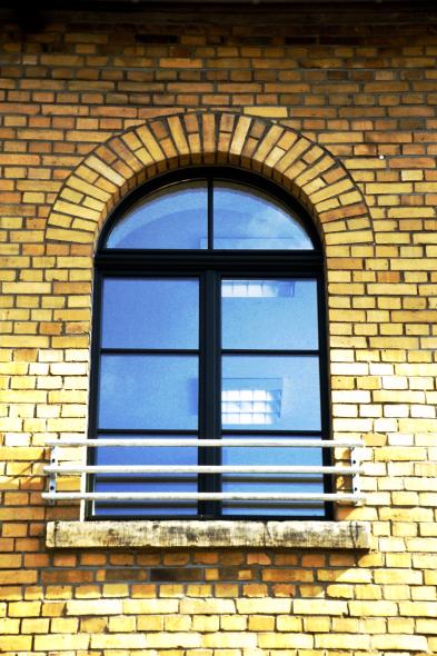 Kleinindustriegebäude mit Contur68 Fenstern aus Kiefer in Köln Nahaufnahme 