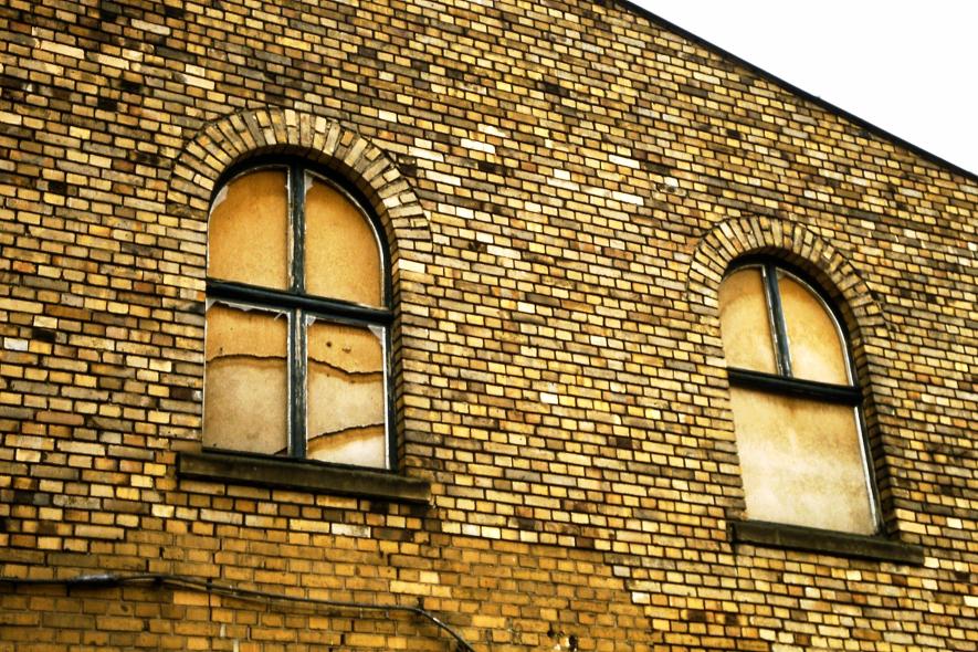 Kleinindustriegebäude mit Contur68 Fenstern aus Kiefer in Köln 02