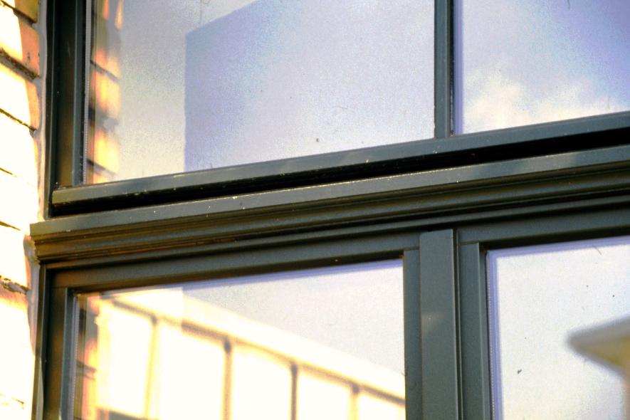 Kleinindustriegebäude mit Contur68 Fenstern aus Kiefer in Köln