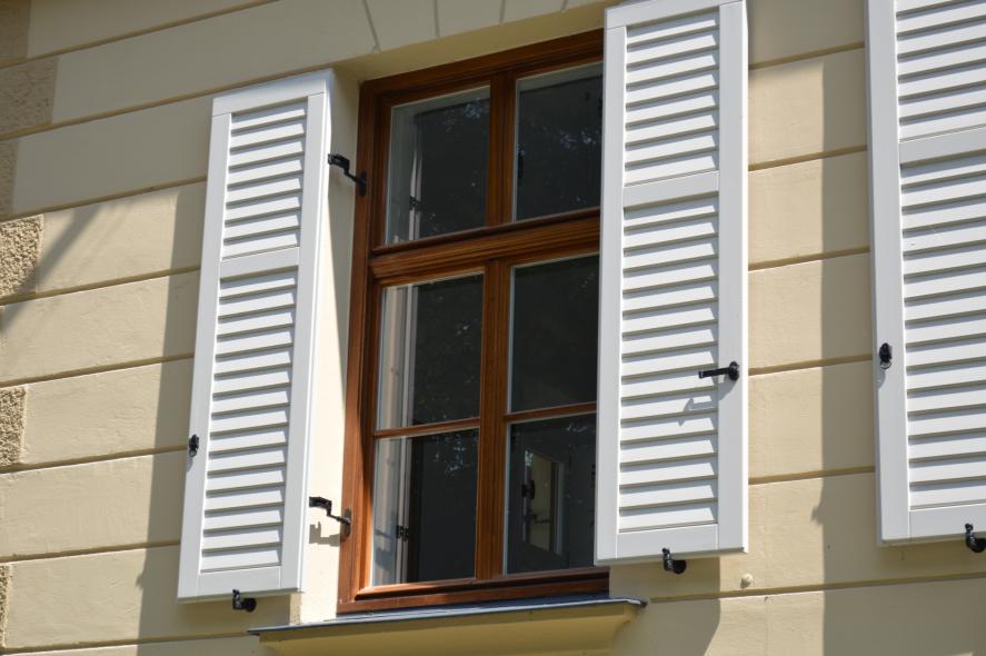 Landratsamt Bad Aibling mit PaXretro58 Fenstern aus Eukalyptus ausgestattet Nahaufnahme