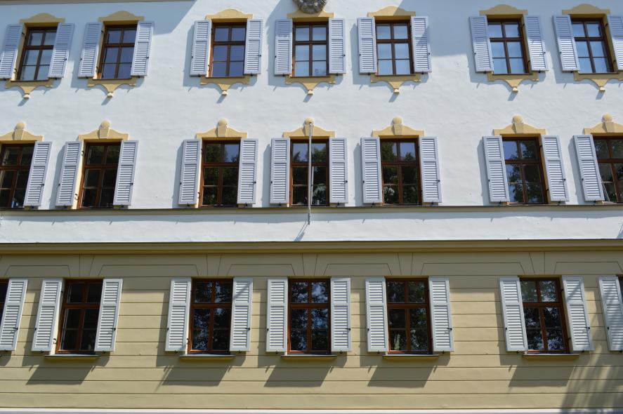 Landratsamt Bad Aibling mit PaXretro58 Fenstern aus Eukalyptus ausgestattet 