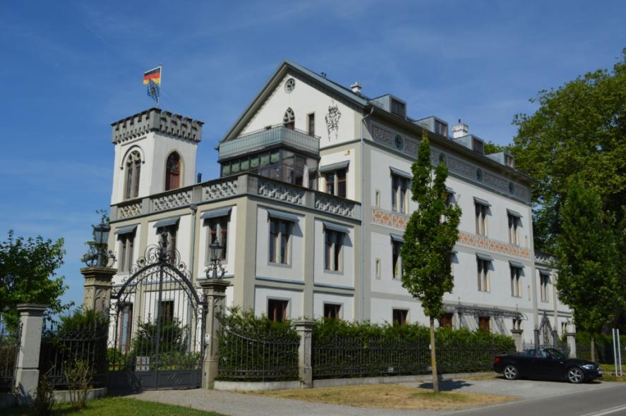 PaXcontur68 aus Eukalyptus für Villa Leuchtenberg in Lindau
