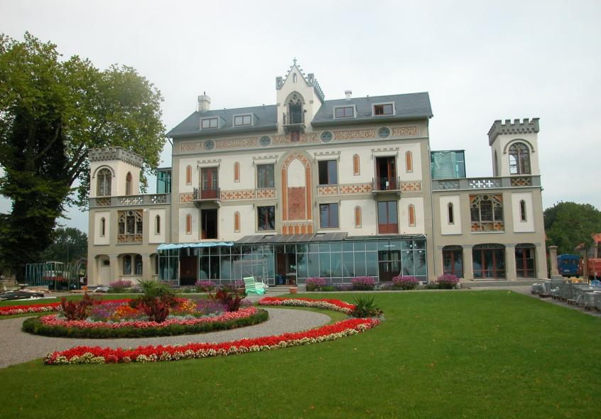 PaXcontur68 aus Eukalyptus für Villa Leuchtenberg in Lindau Gartenseite