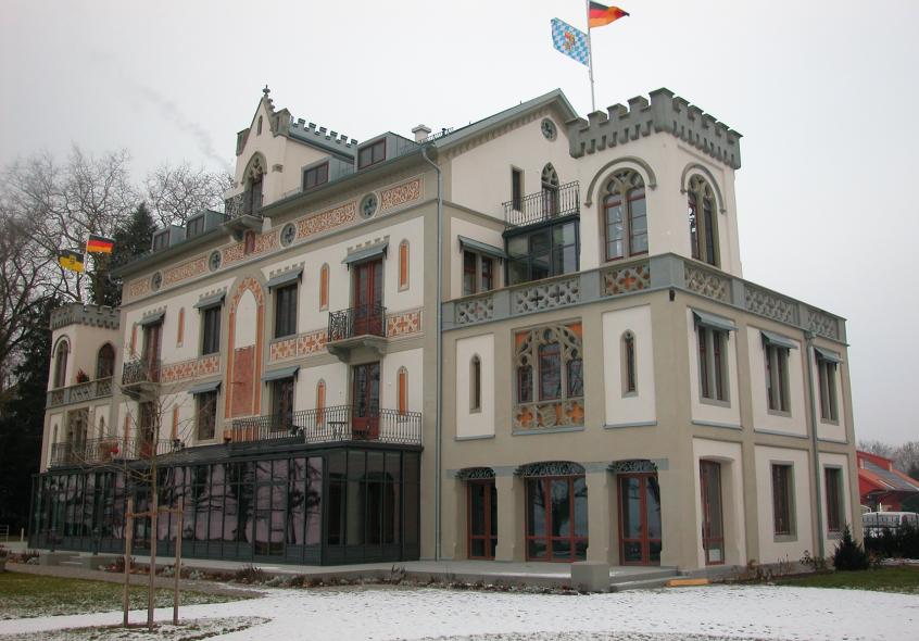 PaXcontur68 aus Eukalyptus für Villa Leuchtenberg in Lindau Seitenansicht