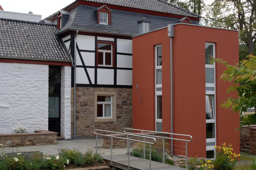 Installation von denkmalgerechten PaXretro58 Fenstern in altem Mühlengebäude in Kreuzau-Obermaubach