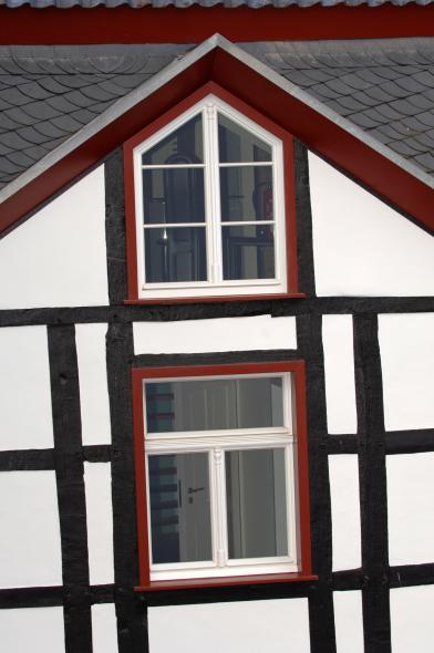 Installation von denkmalgerechten PaXretro58 Fenstern in altem Mühlengebäude in Kreuzau-Obermaubach