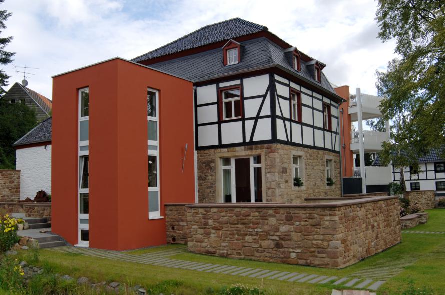 Installation von denkmalgerechten PaXretro58 Fenstern in altem Mühlengebäude in Kreuzau-Obermaubach